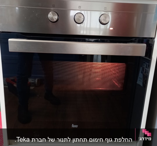תנור אפייה עם כפתורים ומסגרת נירוסטה
